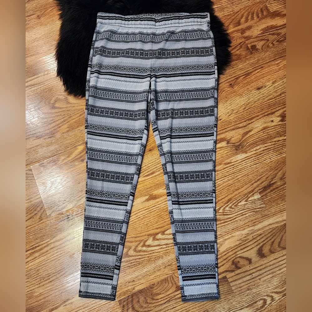 Maurices Gray, Black & White Snowflake Tribal Print Leggings Women's Size XL